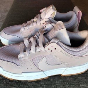 barely rose nike dunk. never worn. come with box